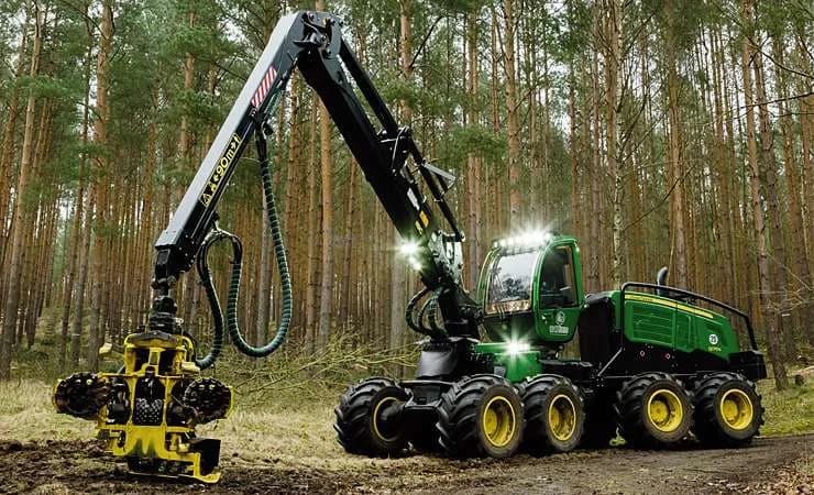 Harvester bei der Holzernte in einem Kiefernbestand in Brandenburg