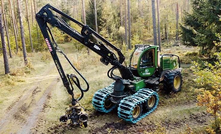Harvester mit Kettenlaufwerk bei der Durchforstung eines Kiefernwaldes
